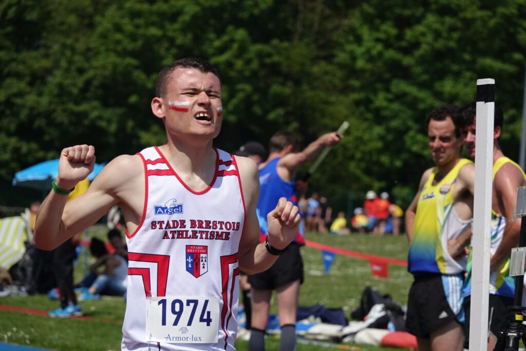 arrivée coureur 800m interclubs 6 mai 2018