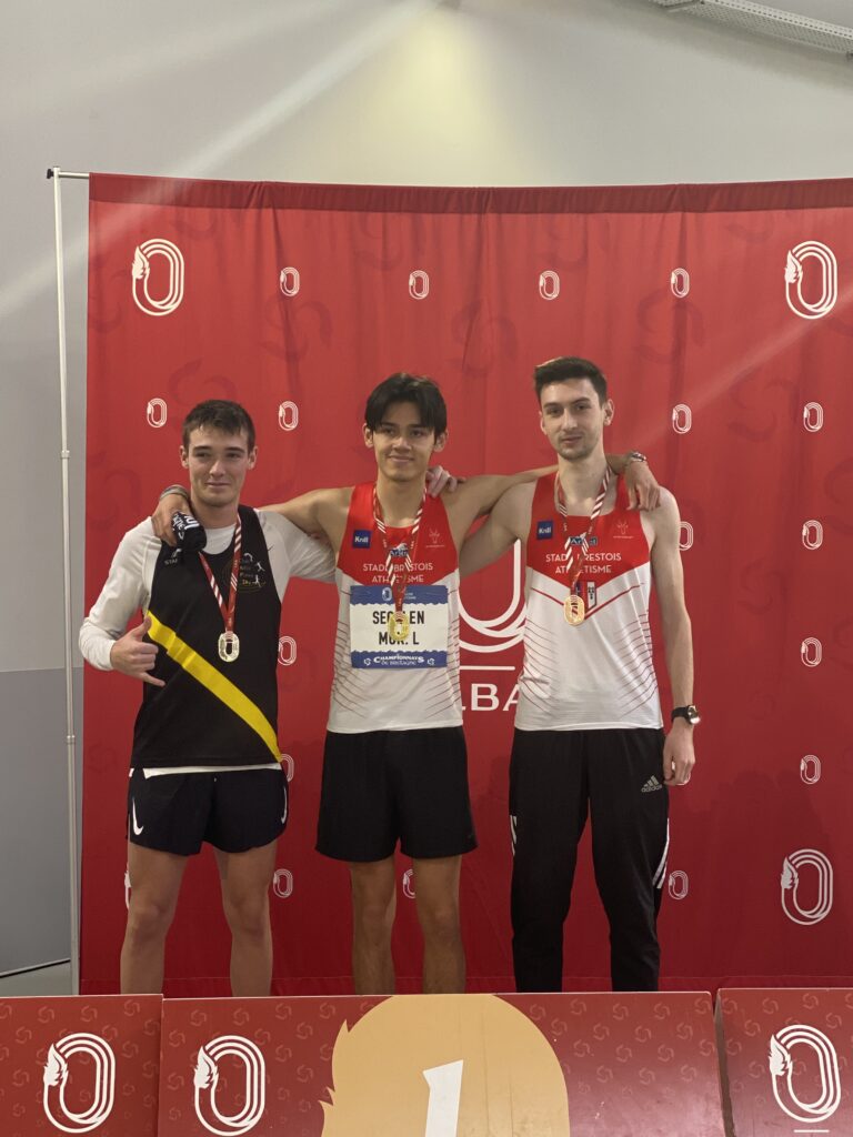 Lars Ségalen et Robin Desmidt sur le podium de la longueur espoirs au Bretagne indoor 2023