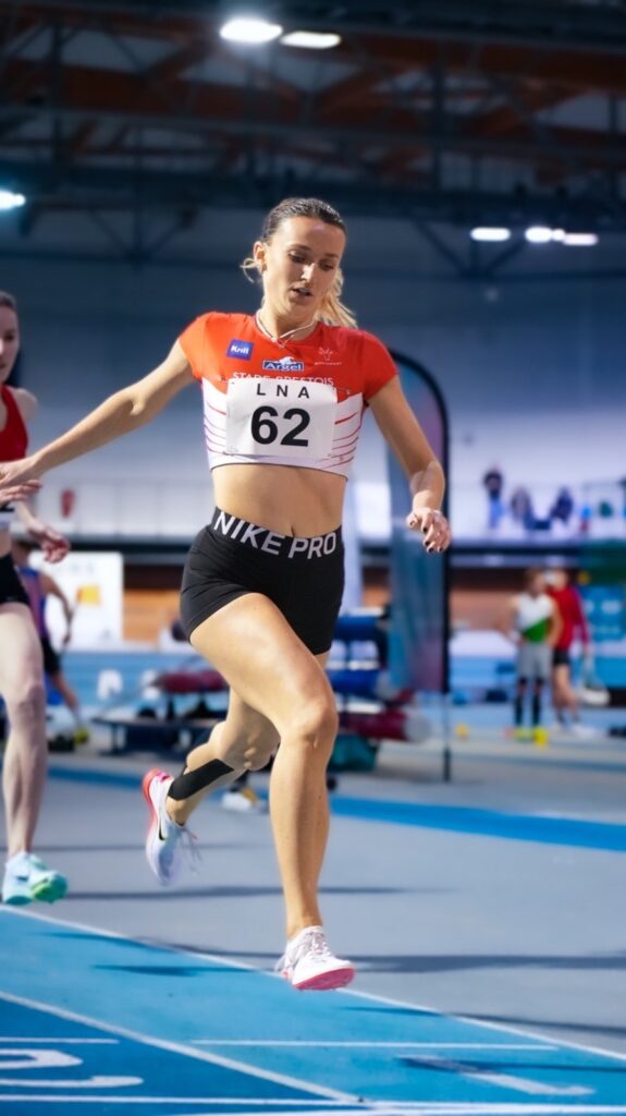 Lola Fromentoux à l'arrivée du 800m du Pré-France en salle 2023