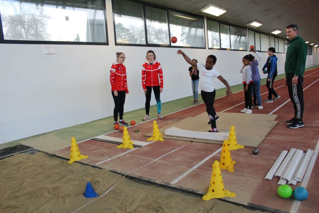 Lancer du poids à l'animation Sports & Quartiers