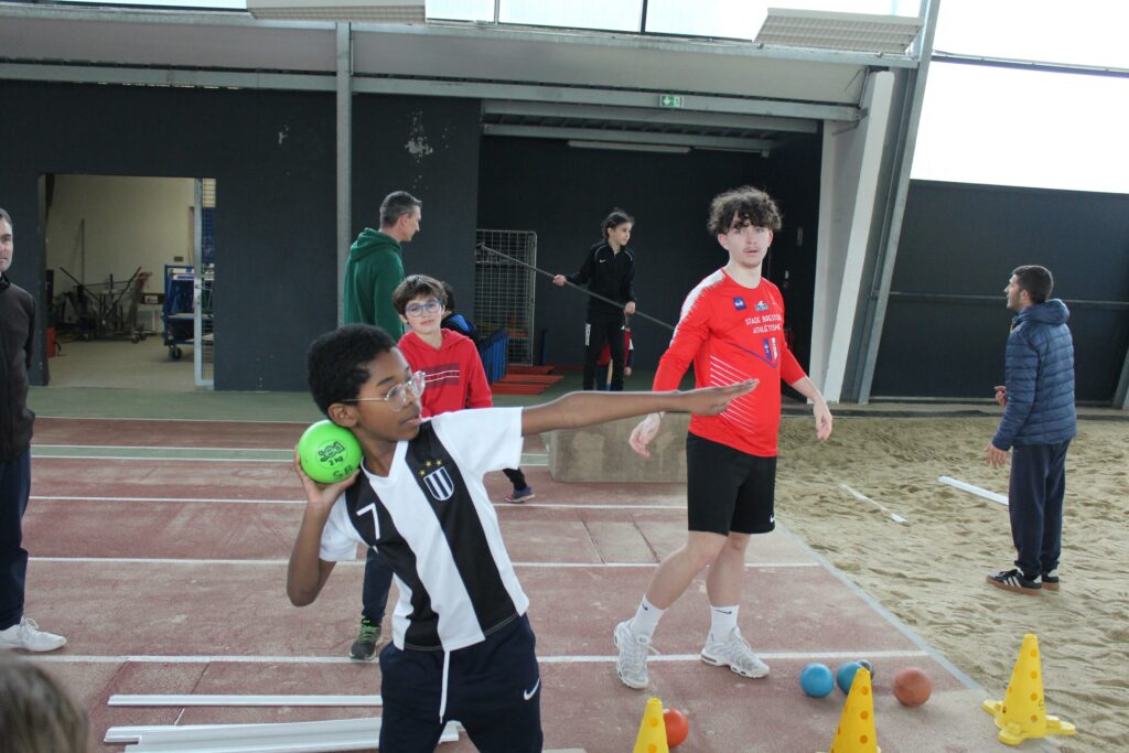 Lancer du poids à l'animation Sports & Quartiers