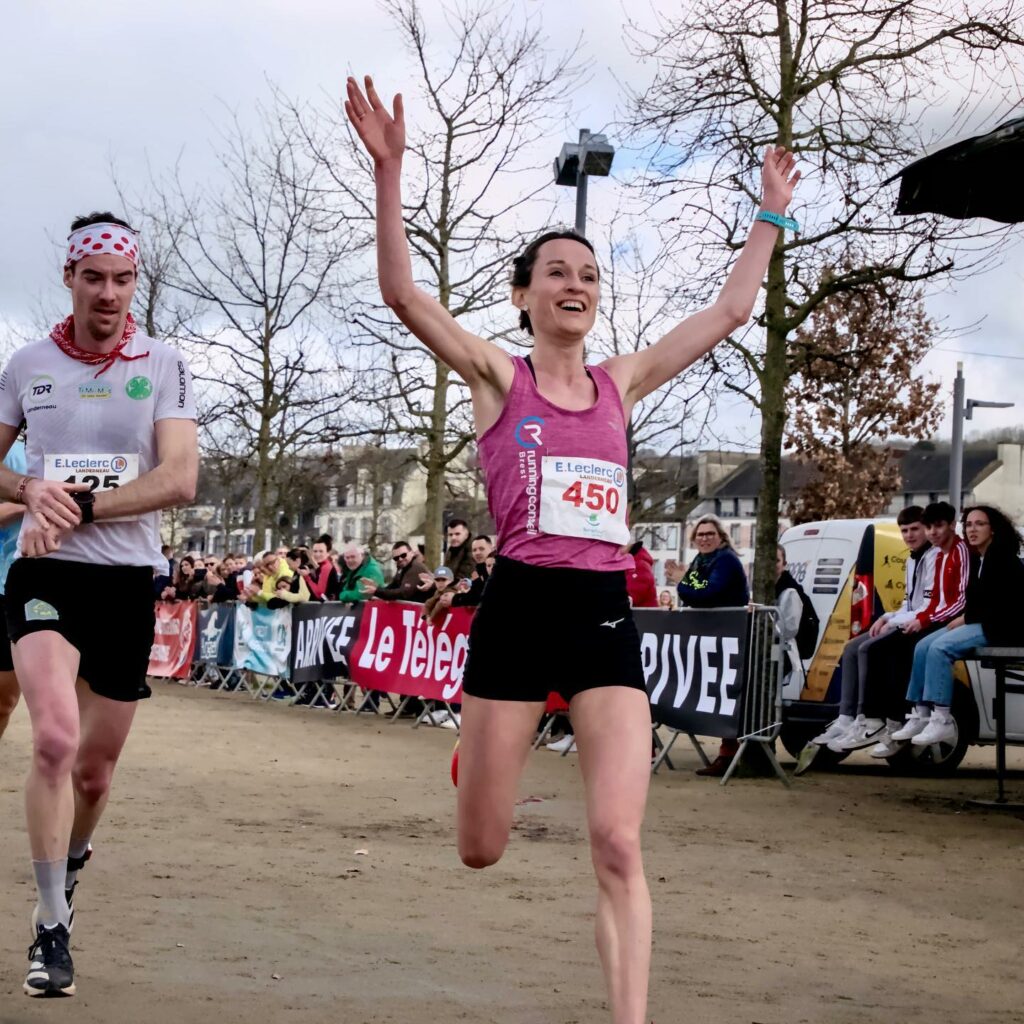 Arrivée victorieuse de Laëtitia Bleunven sur le 10 km de la Corrida de Landerneau 2023