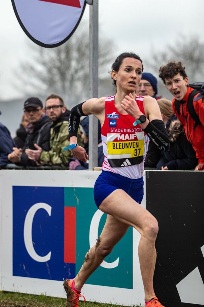 L'arrivée de Laëtitia Bleunven aux France de cross court 2023 à Carhaix