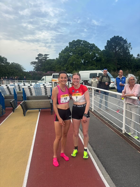 Anna Vourch et Laëtitia Bleunven à l'arrivée du 1000m du meeting du CA Bigouden
