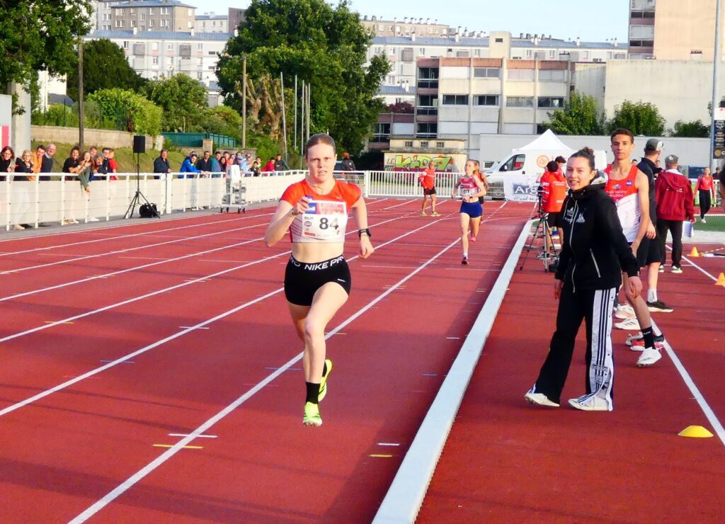 Anna Vourch sur 800m au 2e meeting Karine Bouguéon le 23 mai 2025