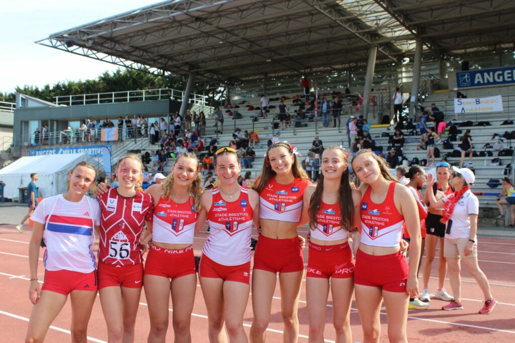 Groupe de filles aux interclubs 2025 à Angers