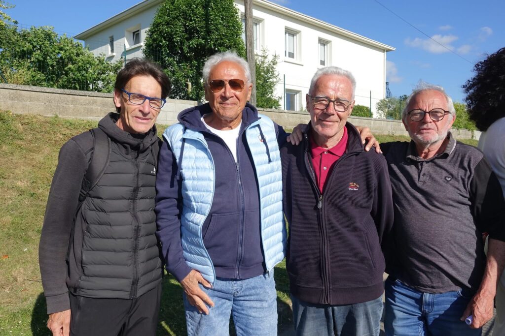 De g. à dr. : Jean-Pierre Nedelec, ancien Stadiste, Hervé Le Bars, coach emblématique du club, André Pennarguear, coach emblématique du Stade Lesnevien, Gérard Roudaut ex président du club.