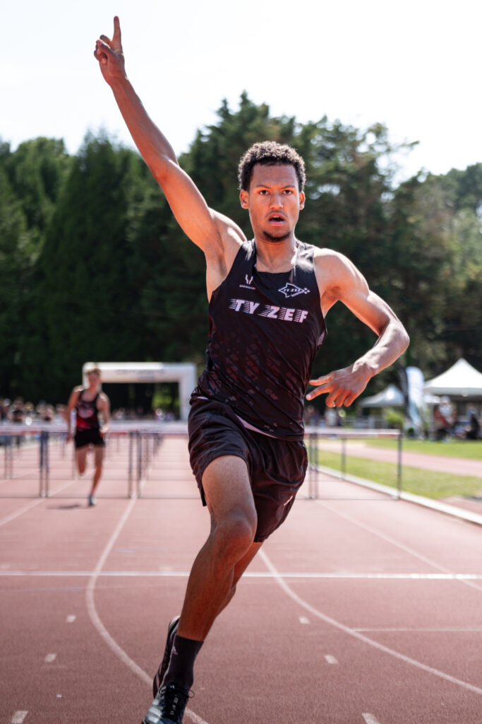 Arrivée de Melvin Le Sourd au 110m haies du meeting du LAC 2025
