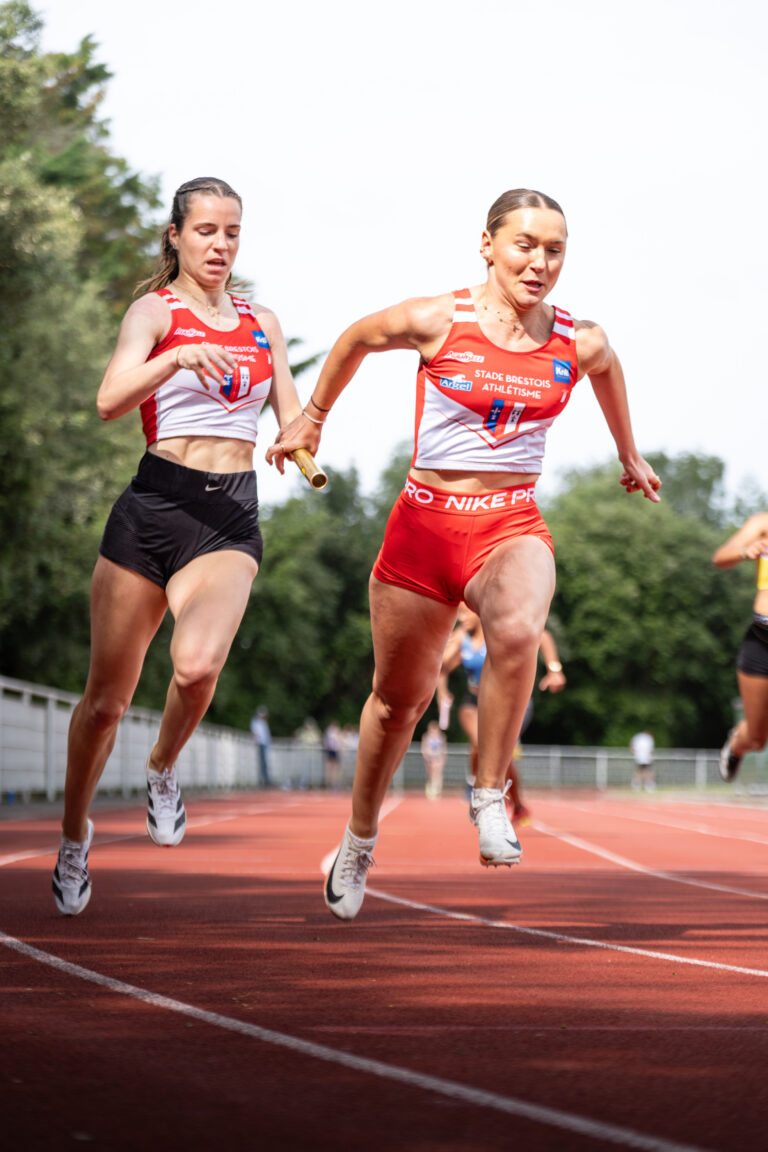 Anne Le Bourhis passe le témoin du relais 4x100 à Eva Zonca au meeting du LAC 2025