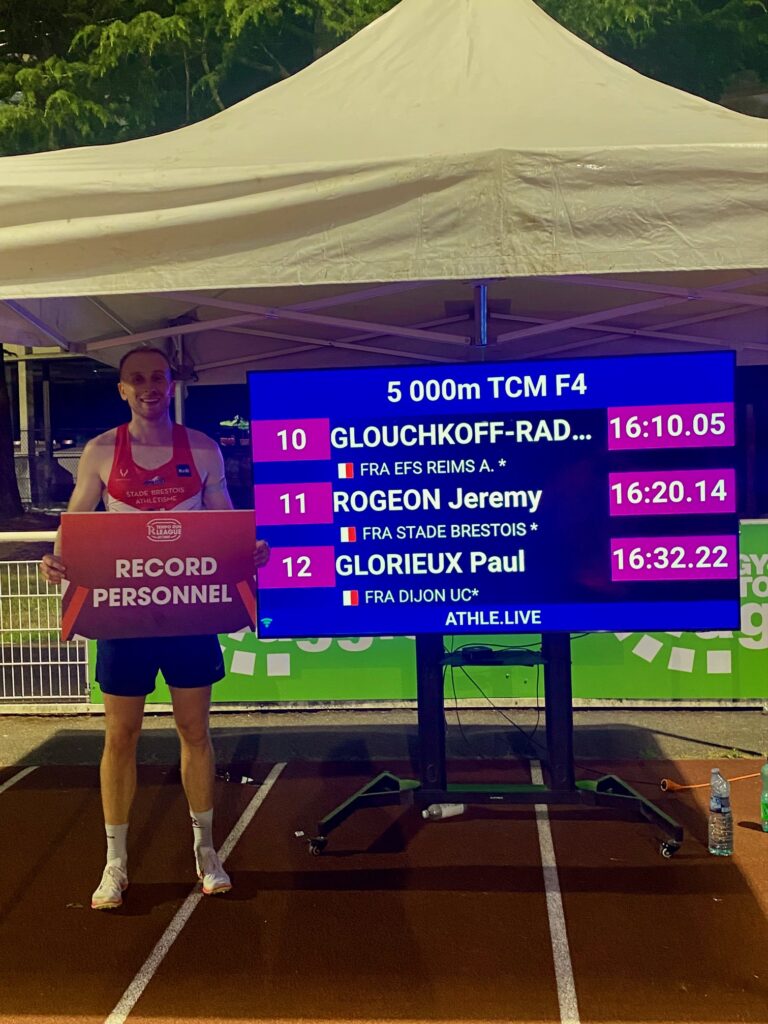 Jérémy Rogeon devant le chrono des résultats du 5000m de la Tempo Run League le 14 juin 2025 à Cergy