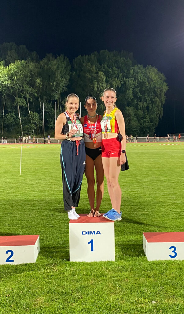 Podium de Louise Morval championne de Bretagne de 5000m 2025 à Fougères