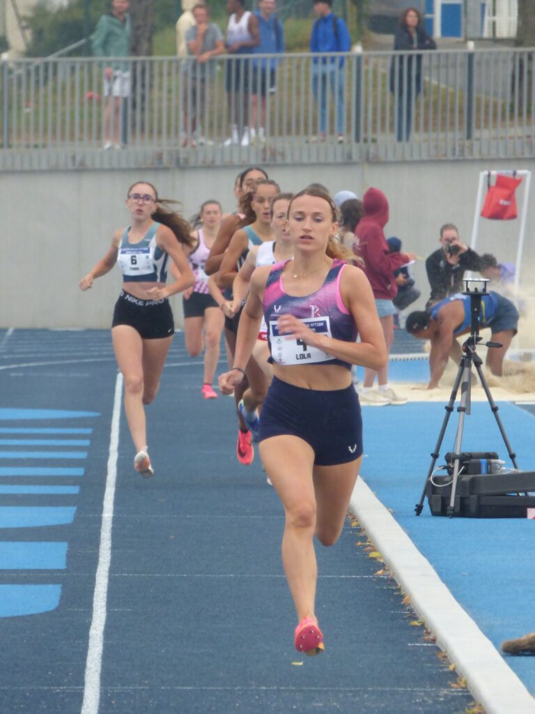 Lola Fromentoux 1ère du 800m du meeting de Quimper 2025