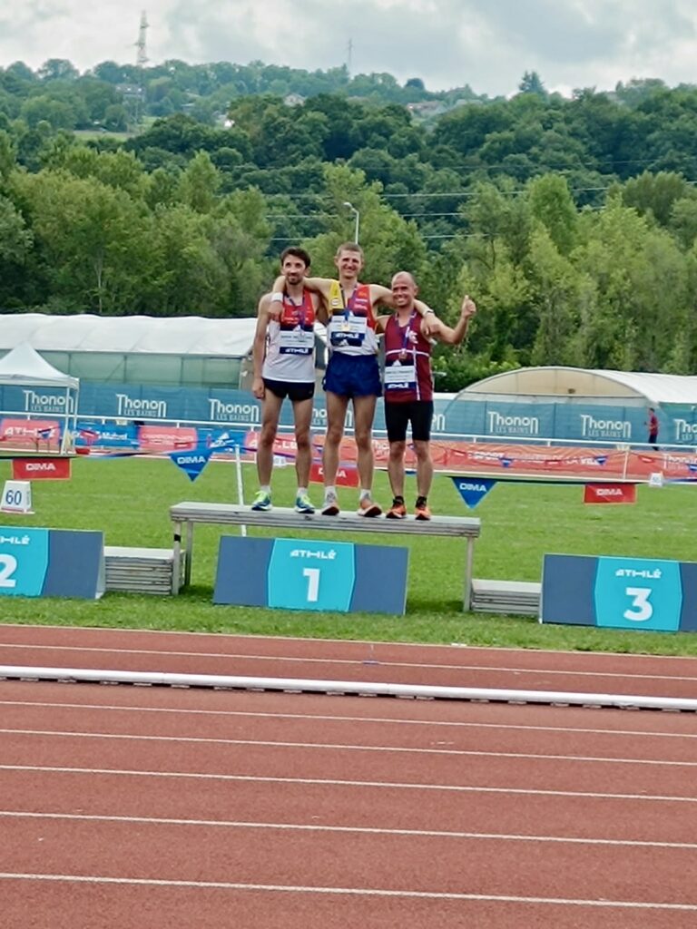 Benjamin Segeat sur le podium du 10 000m marche de l'Open de France 2025