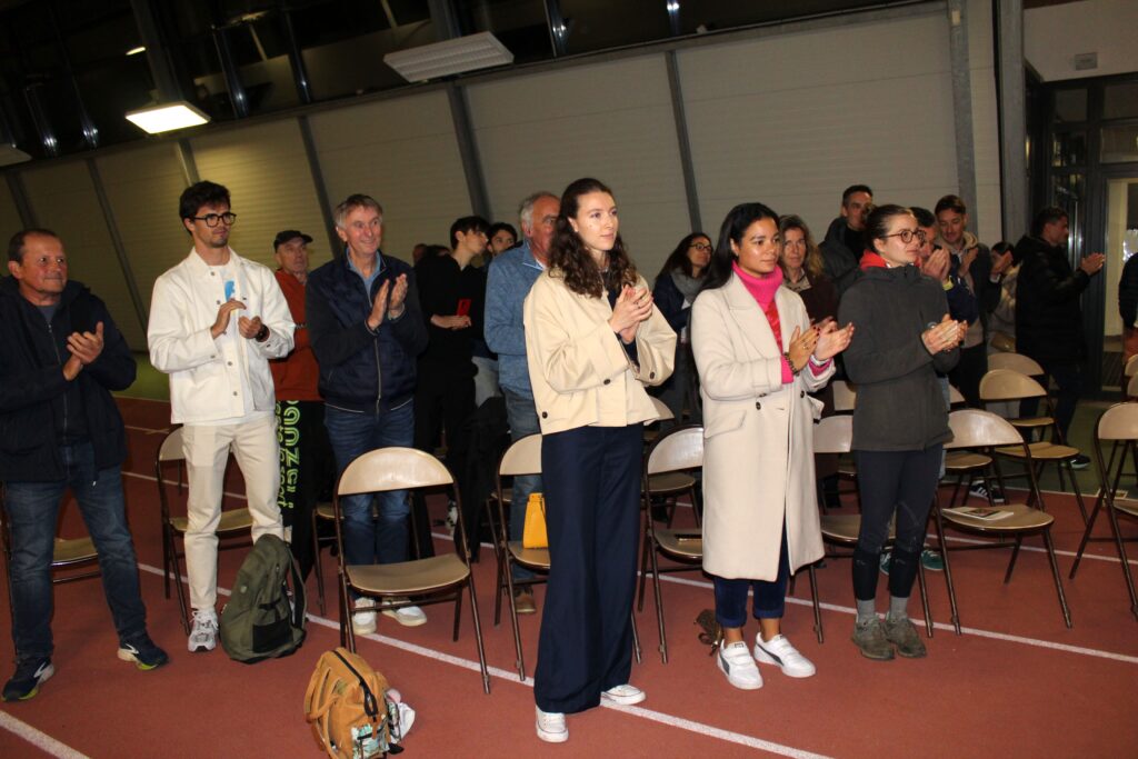 Les participants à l'AG 2025 applaudissent Gérard Roudaut nommé membre d'honneur du club