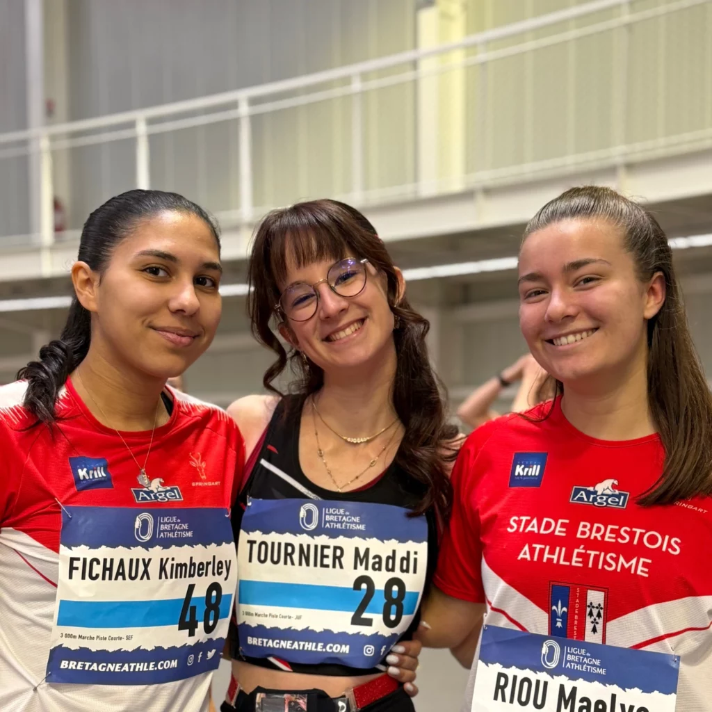 Nos marcheuses au Finistère de marche athlétique en salle 2025 à St Brieuc qui entoure la 4ème de la course.