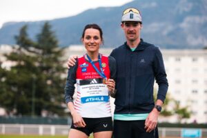 Laëtitia Bleunven et son coach Morgan Pouliquen aux championnats de France 10 000m piste le 11 avril 2026 à Aix les Bains