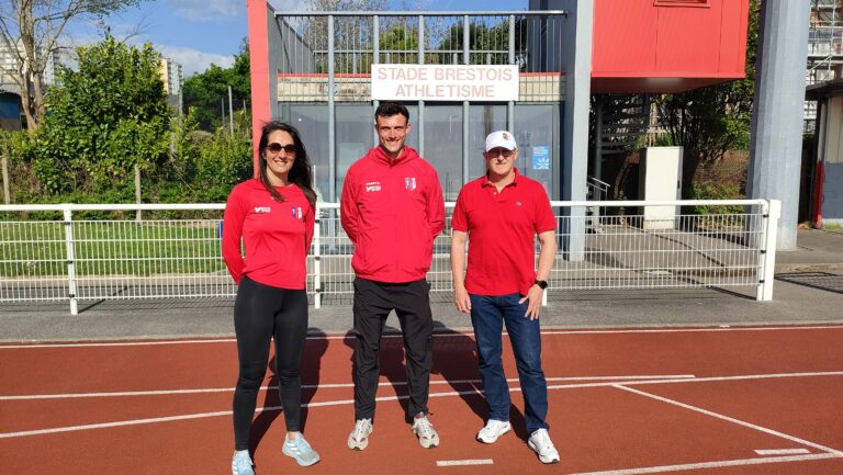 Lucas Cossart nouvel éducateur sportif aux côtés de Joël Tanné, président et Marie-Anne Porhel, trésorière.