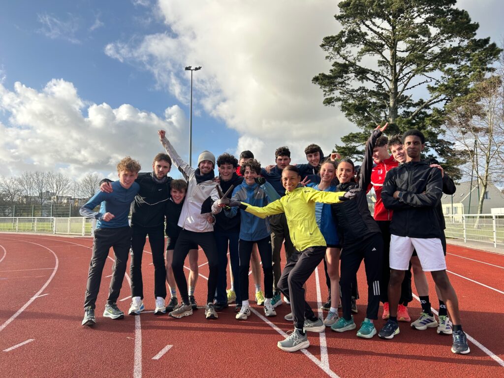 Le groupe demi-fond avec le trophée de Romane Bothorel