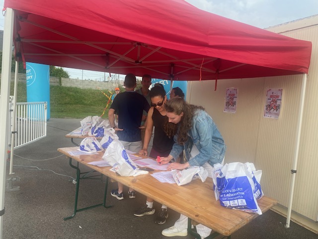 Lydie Nicol, Lola Tanné, bénévoles au meeting Karine Bouguéon du 22 mai 2026