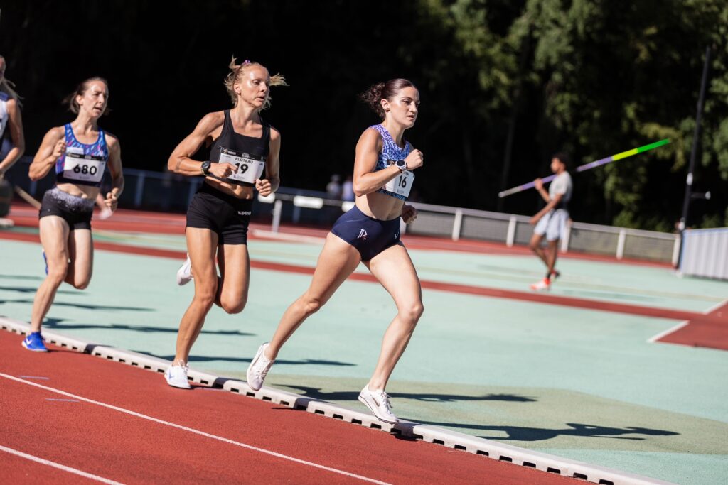 Louise Morval vainqueur du 1500m au meeting Tempo Run League / Evelyne Joannic à Fougères
